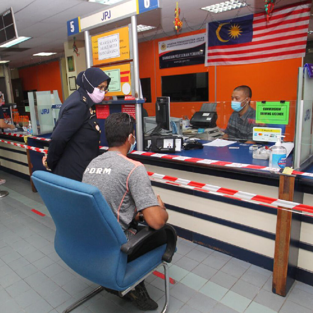 Applying for car grant replacement at a JPJ counter