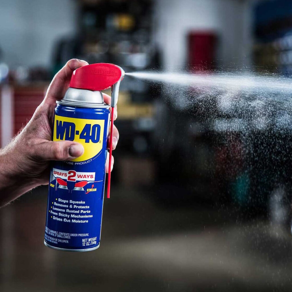 WD-40 boleh membantu menghilangkan kesan calar pada kereta dengan mudah